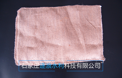 相比吸水膨脹袋，傳統(tǒng)沙土袋的建設(shè)過程效率較低