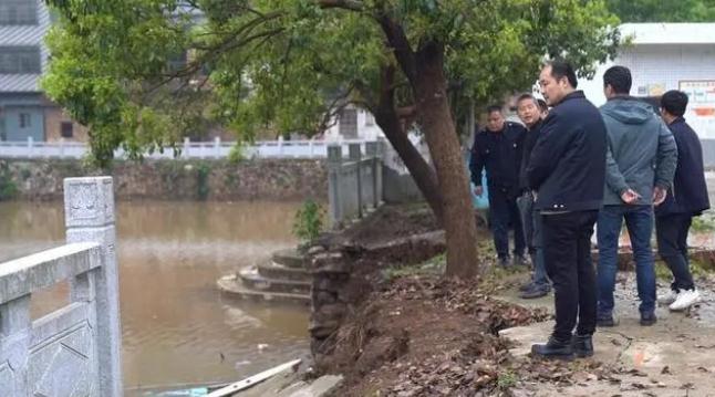 防汛戰(zhàn)斗服、防寒雨衣、雙背帶、救生衣、水鞋、毛巾、水壺、頭盔、氧氣瓶、潛水服、氧氣罩